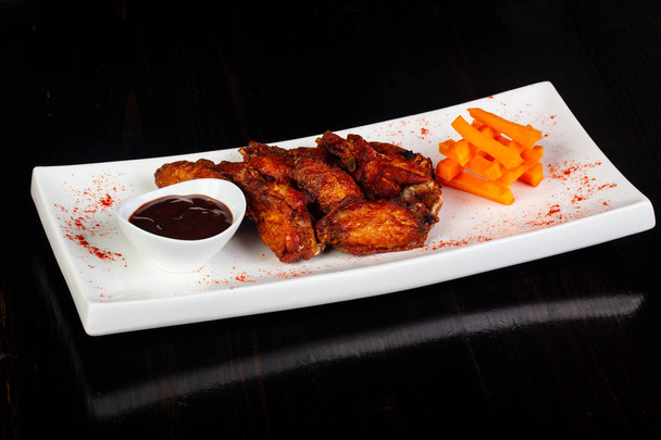 BBQ Chicken Wings mit Sauce und Karotten - Foto, Bild