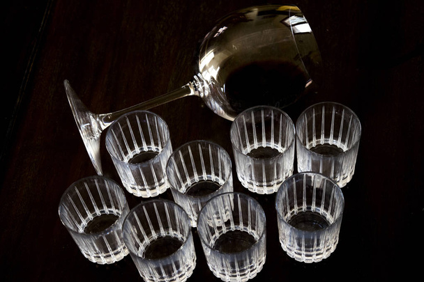 křišťálové sklo ballon a alkohol v polotemnu na dřevěné misky - Fotografie, Obrázek