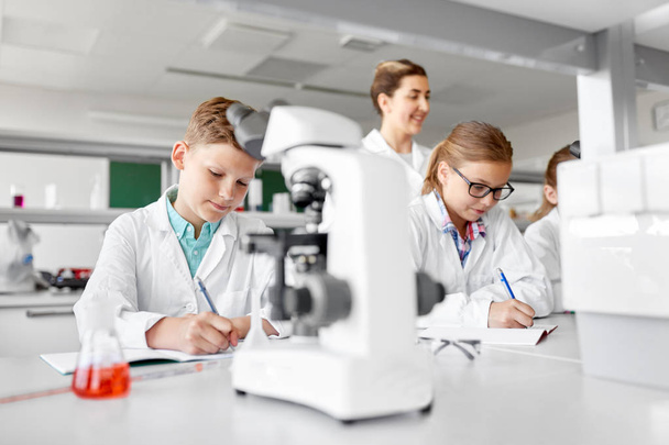 teacher and students studying chemistry at school - Foto, Bild