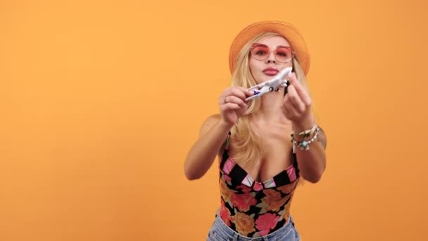 sexy tätowierte Frau spielt mit einem Spielzeugflugzeug - Filmmaterial, Video