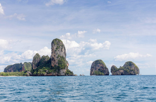 Popular travel tropical karst rocks perfect for climbing Railay  - Foto, afbeelding