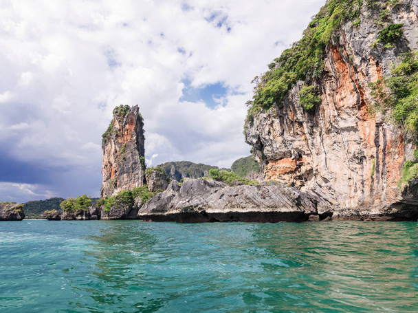 Popular travel tropical karst rocks perfect for climbing, Krabi  - Foto, imagen