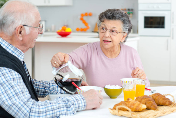 senior couple having healthy breakfast - Foto, Imagen