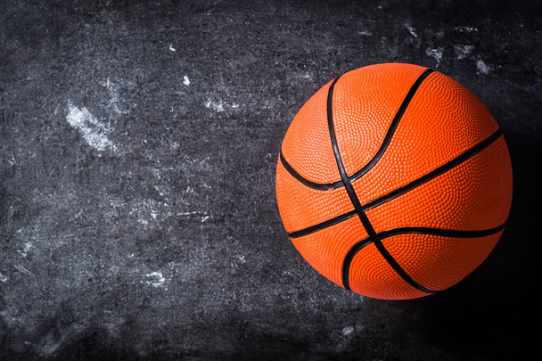 Basketball auf schwarzem Schiefergrund. Ansicht von oben. Kopierraum. - Foto, Bild