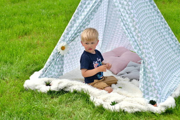 Bambini che giocano in tenda
 - Foto, immagini