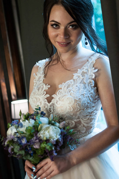美しい背景があるのウェディング ドレスで豪華な花嫁 - 写真・画像