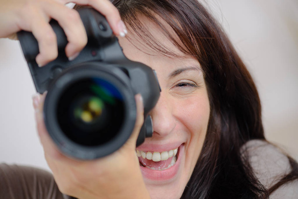 Γυναίκα χρησιμοποιώντας μια φωτογραφική μηχανή - Φωτογραφία, εικόνα