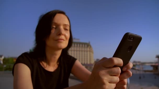 Close-up van een vrouw met haar GSM - Video