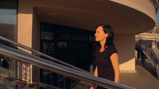 Žena v černých šatech stoupá schodiště - Záběry, video