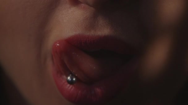 Primo piano della donna che sporge la lingua trafitta
 - Filmati, video