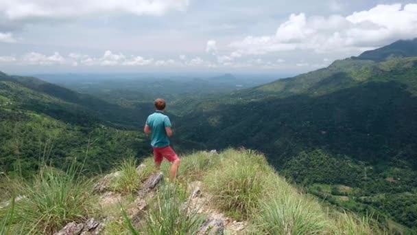 カメラで冒険家のミニ ・ アダムス ピークにスリランカに立ちながら撮影します。頂上からの素晴らしい景色. - 映像、動画