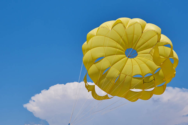 Kuppel des gelben Fallschirms am blauen Himmel. - Foto, Bild
