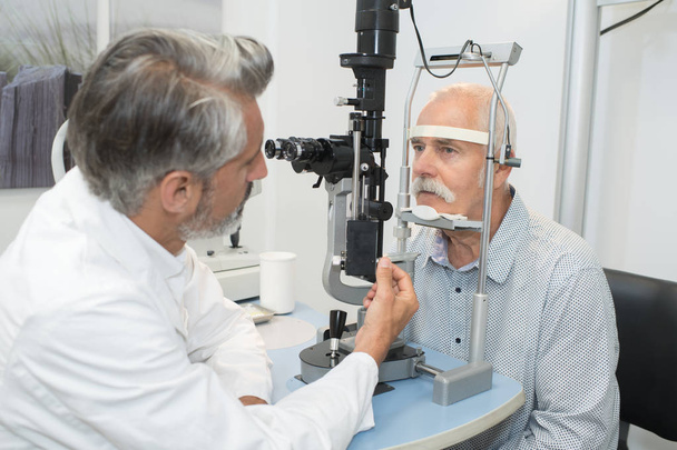 male senior in eye clinic examine eyes - Zdjęcie, obraz