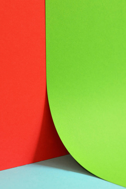 Крупный план геометрической цветной бумаги
 - Фото, изображение