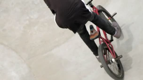 少年は、晴れた日に Bmx 自転車トリック スケート ボード公園を乗っています。超スローモーション - 映像、動画