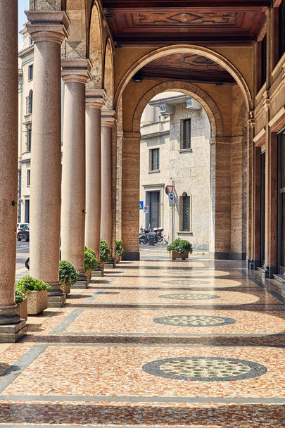Colunata com arcos vista de dentro no centro de Milão, Itália
 - Foto, Imagem