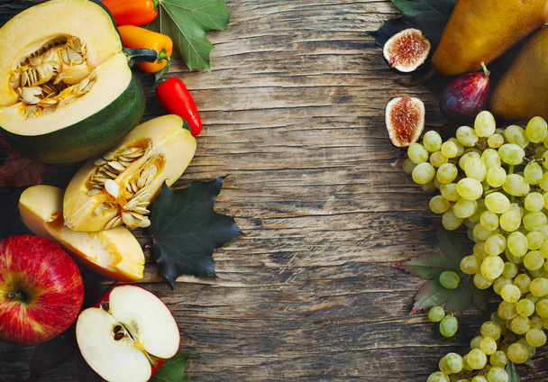 Herfst groenten en fruit op houten achtergrond. Herfst oogst - Foto, afbeelding