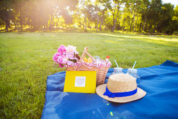 picknick op aard - Foto, afbeelding