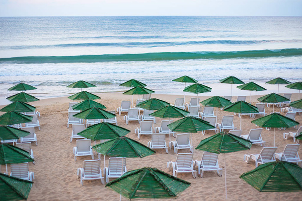 Belle mer chic - plage, parasols, été. Nessebar, Bulgarie
. - Photo, image