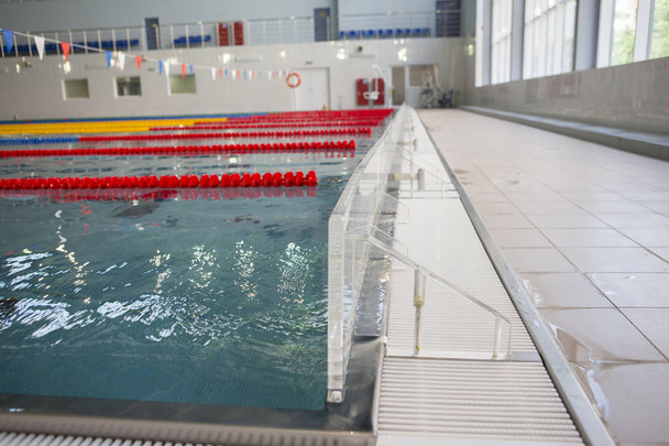 Empty swimming pool in university On a blurred background, a swimming pool is visible - Foto, imagen