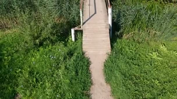 Régi fa primitív footbridge, a nyári időszámítás folyó drone - Felvétel, videó
