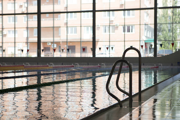 Empty swimming pool in university On a blurred background, a swimming pool is visible - Φωτογραφία, εικόνα