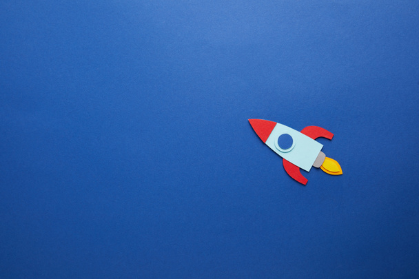 cohete creativo sobre fondo de papel azul
 - Foto, Imagen