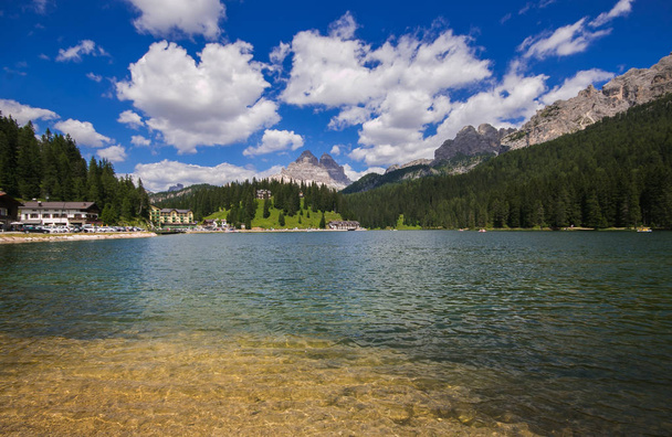 Lago di Misurina all'interno delle dolomità italiane durante una giornata estiva
 - Foto, immagini