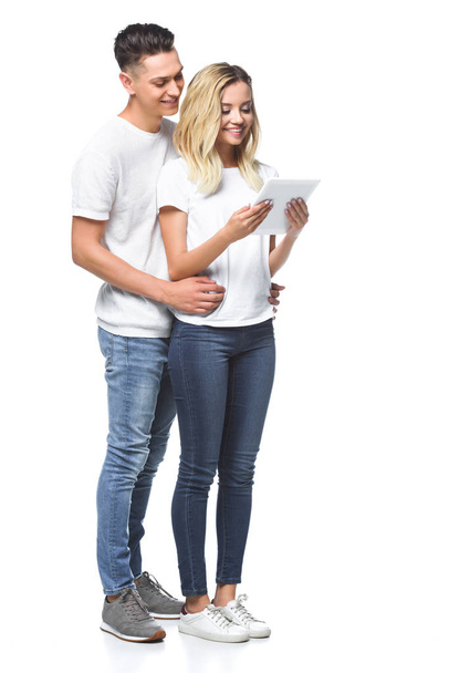 glückliches Paar mit Tablette zusammen isoliert auf weiß - Foto, Bild