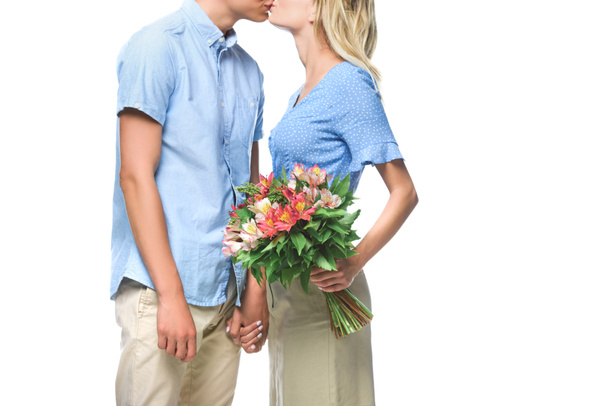 abgeschnittenes Bild von Paar, das sich isoliert auf Weiß küsst - Foto, Bild