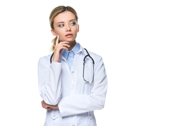pensativo médico general en bata blanca con estetoscopio, aislado en blanco
 - Foto, Imagen