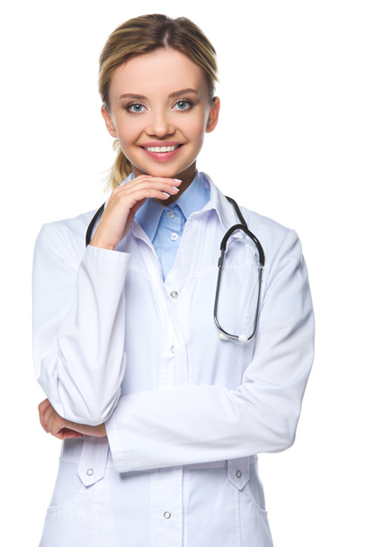 z stetoskop uśmiechający się młoda lekarka w biały płaszcz, na białym tle - Zdjęcie, obraz