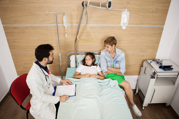 Arztbesuch bei ihrer Patientin  - Foto, Bild
