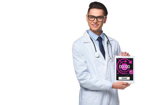 guapo joven médico sosteniendo tableta con aplicación de cronómetro en la pantalla aislada en blanco
 - Foto, imagen