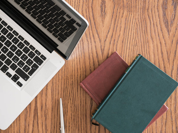 Boeken, hoofdtelefoons en laptop op een tafel - Foto, afbeelding
