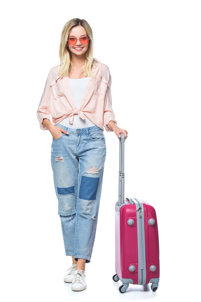 femme voyageuse heureuse avec des bagages regardant caméra isolée sur blanc
 - Photo, image