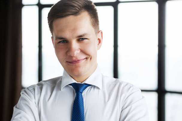Portrait of confident young business man looking at camera. - Photo, image