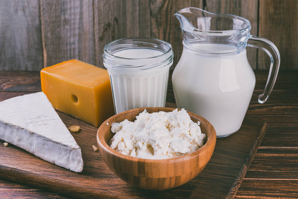 Молочные продукты на деревенском деревянном столе. Свежее молоко и сыр
  - Фото, изображение