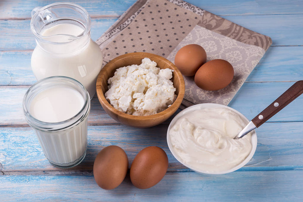 Chutné mléčné výrobky na modré dřevěné pozadí - Fotografie, Obrázek