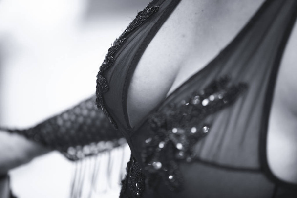 sexy vollbusige große Brüste weibliches Modell posiert in sinnlicher erotischer Dessous-Unterwäsche. - Foto, Bild