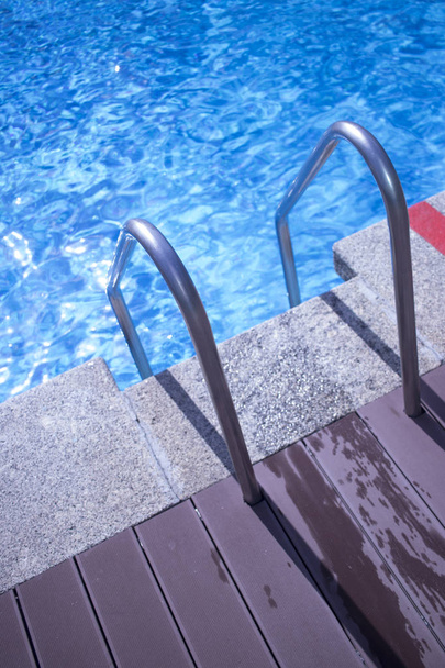 Estate piscina all'aperto nel lussuoso resort hotel giardino
. - Foto, immagini