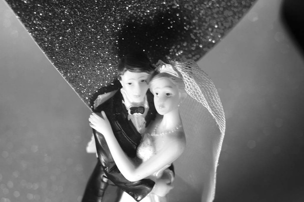 Pareja boda torta superior figuras de plástico con traje de noche de esmoquin, vestido de novia blanco velo. - Foto, imagen