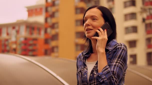 kalıcı makyaj özgür kadın telefonla konuşuyor - Video, Çekim