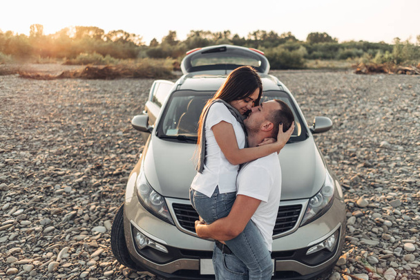 Happy Couple on Roadtrip auringonlaskuun SUV Car
 - Valokuva, kuva