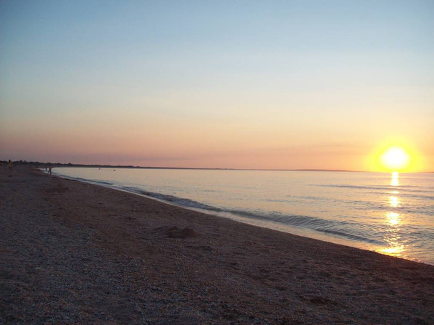 Playa de mar en la península Kerch de la Crimea en Azov al atardecer
 - Foto, Imagen