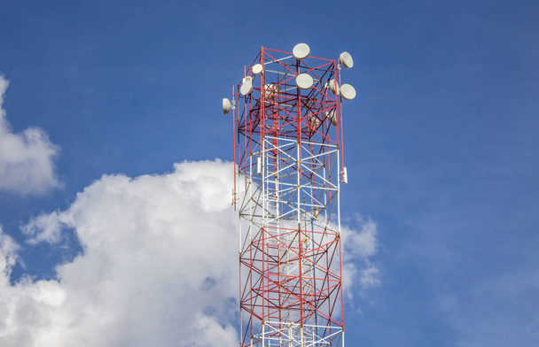 Wieża z bezprzewodowego dostępu do Internetu. Błękitne niebo z chmurami w backgrou - Zdjęcie, obraz