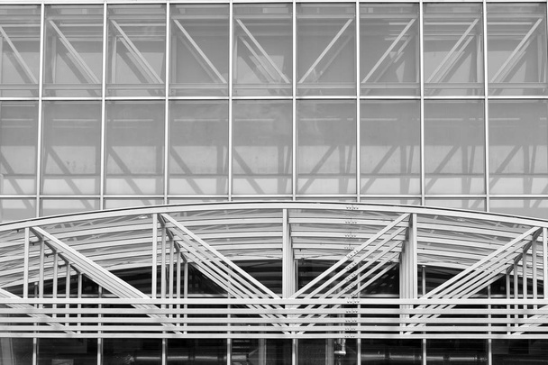 Moderno edificio de oficinas de pared de acero y vidrio. Blanco y negro
. - Foto, imagen