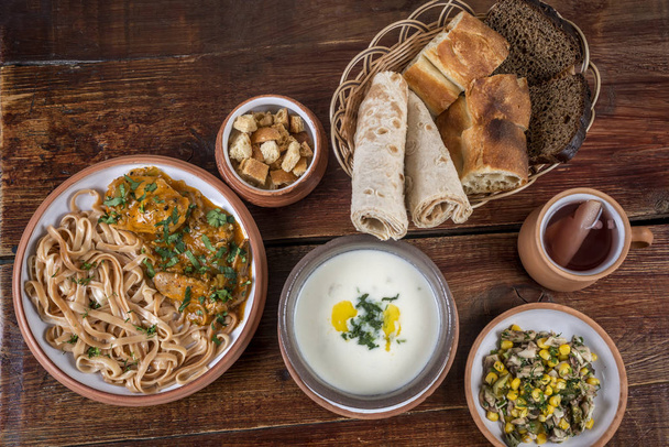 Naturaleza muerta varios platos deliciosos, incluyendo entrantes, plato principal, compota dulce en el restaurante de Oriente Medio - Foto, Imagen