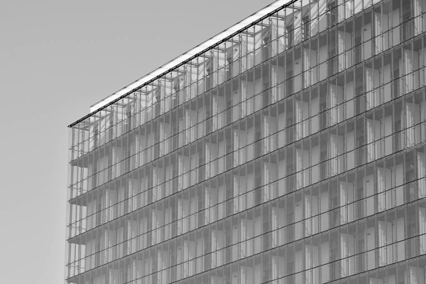 Nowoczesny budynek biurowy ściany wykonane ze stali i szkła. Czarno-białe. - Zdjęcie, obraz