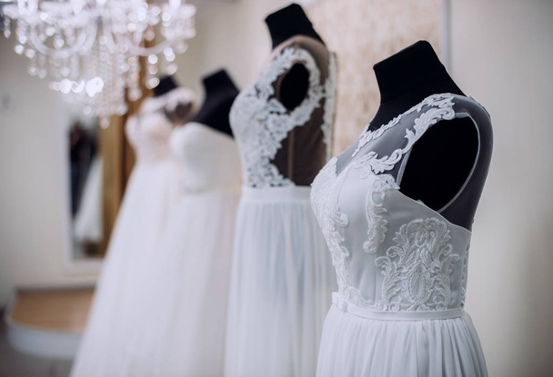 Kolekcja sukienek ślubnych w sklepie - Zdjęcie, obraz